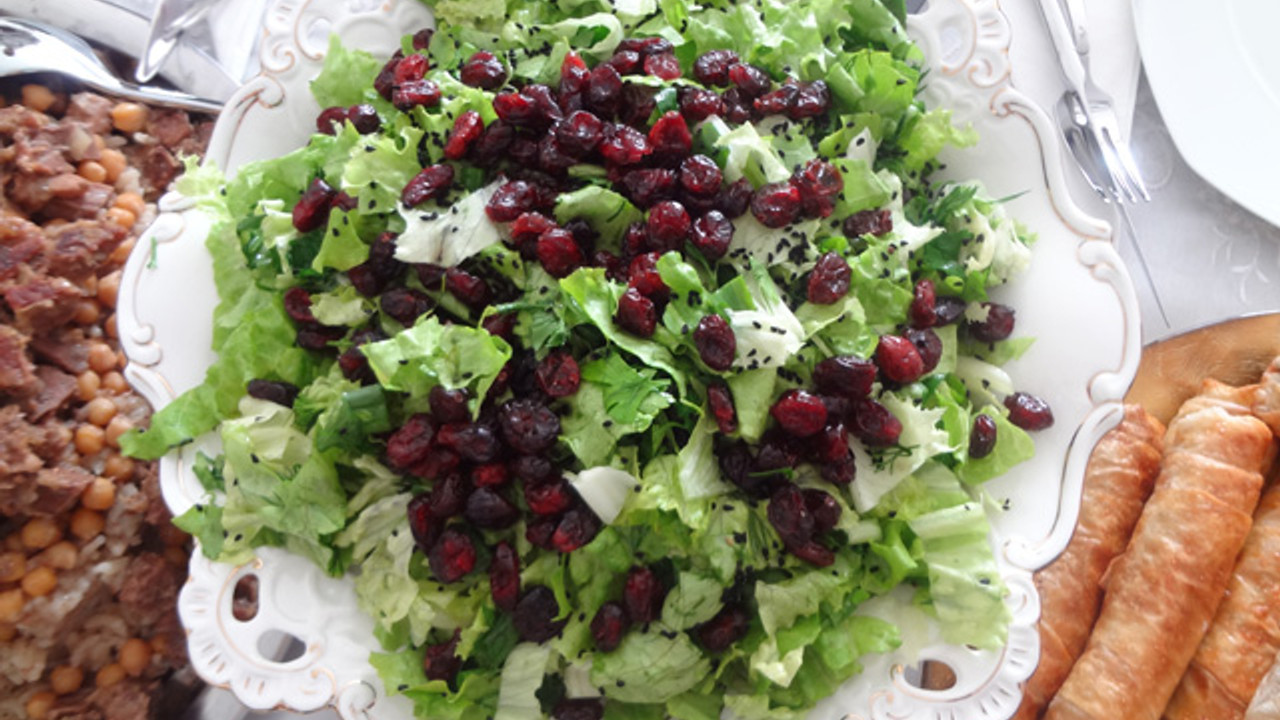 Yaban Mersinli Salata