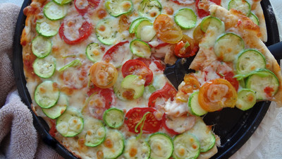 Kabaklı Domatesli Pizza