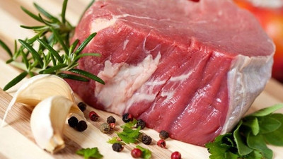 Kırmızı et saçlara ve tırnaklara iyi geliyor