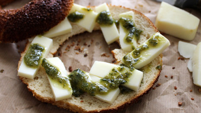 Pesto Soslu Simit Tost