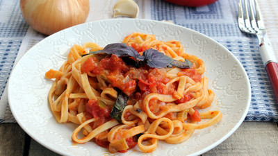 Sarımsaklı Domates Soslu Makarna (taglietelle)