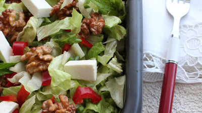 Kızarmış Cevizli Marul Salatası