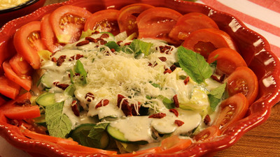 Sarımsak Soslu Taze Salata