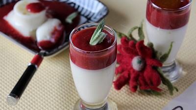 Çilek Soslu Panna Cotta