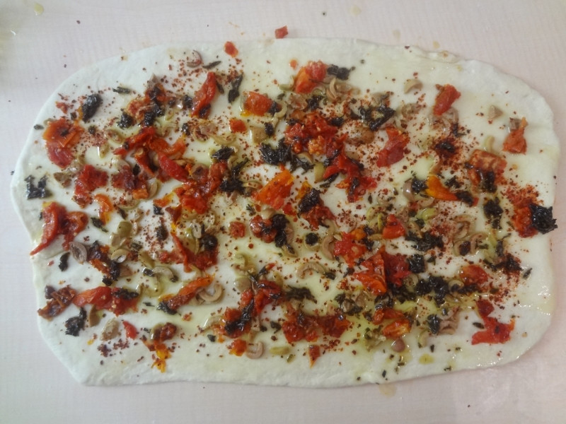 Zeytinli Domatesli Çörek - Resim : 4